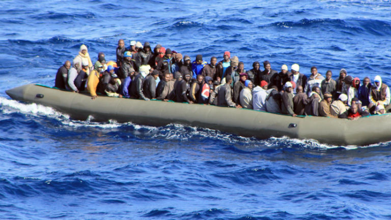 Ein überfülltes Boot mit Flüchtlingen auf dem Meer. Bild: dpa