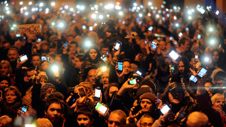 In Ungarn demonstrieren Bürger gegen die geplante Internetsteuer (am 26.10.2014, dpa).