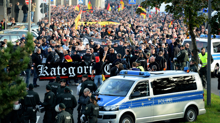 Demonstranten laufen am 26.10.2014 in Köln (Nordrhein-Westfalen) während einer Demonstration von Hooligans bei der Aktion "Gemeinsam gegen Salafismus" durch die Innenstadt.