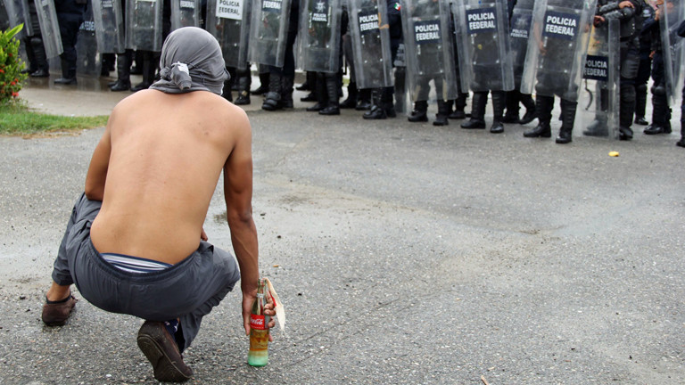 Studenten gegen Polizisten. Szene aus Acapulco.