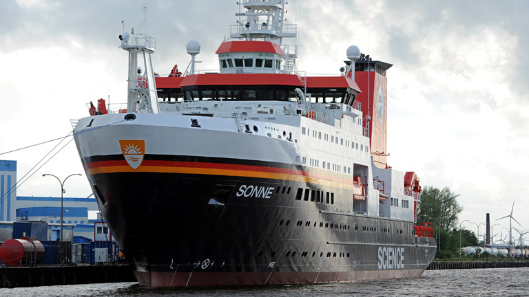 Nach seiner Überführungsfahrt liegt der Neubau des Forschungsschiffes FS "Sonne" am 11.05.2014 an der Ausrüstungspier der Meyer-Werft im Hafen von Emden.
