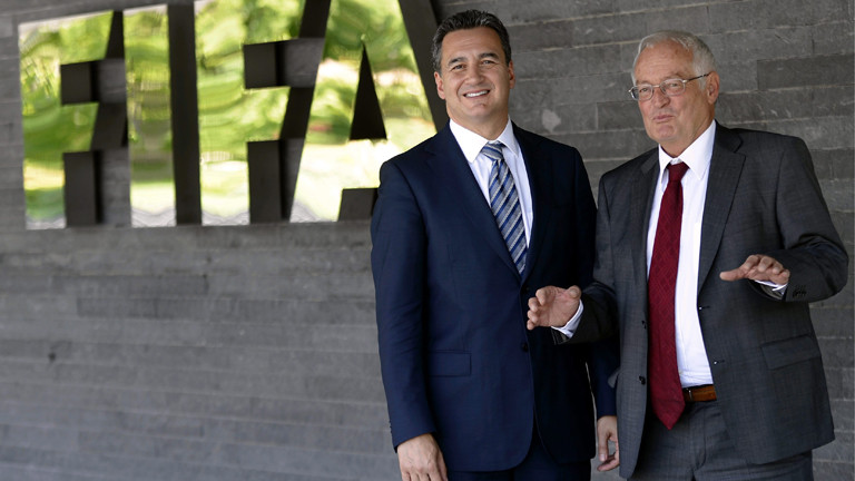 Michael J. Garcia (L), und Hans-Joachim Eckert (R), aus der Ethik-Kommission der Fifa stehen vor dem Fifa-Haus in Zürich