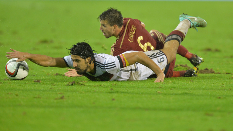Sami Khedira und Ignacio Camacho im Spiel Deutschland gegen Spanien am 18.11.2014.