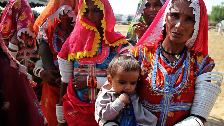 Am 07.11.2014 stehen Menschen in Tharparkar an, um Lebensmittel zu bekommen.