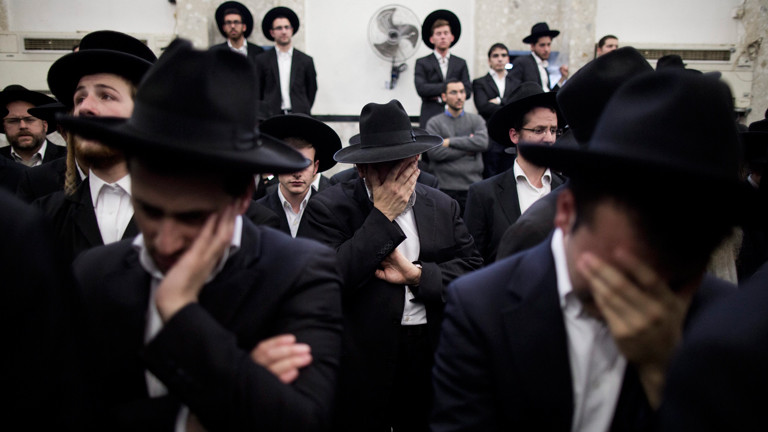 Orthodoxr Juden trauern am 18.11.2014 bei dem Begräbnis von Rabbi Moshe Twersky, der bei einem Anschlag gestorben ist.