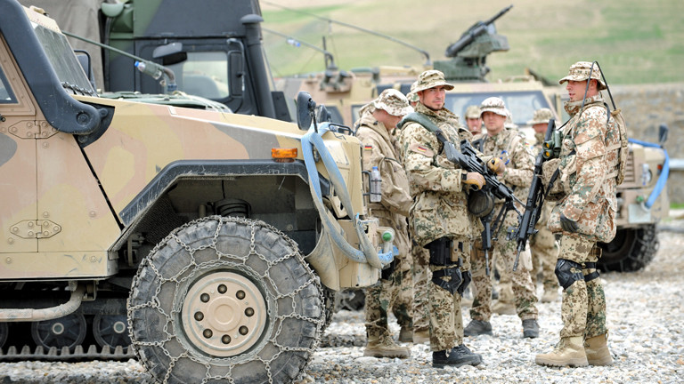 Bundeswehrsoldaten warten am 15.04.2010 im Feldlager Feisabad der Bundeswehr.