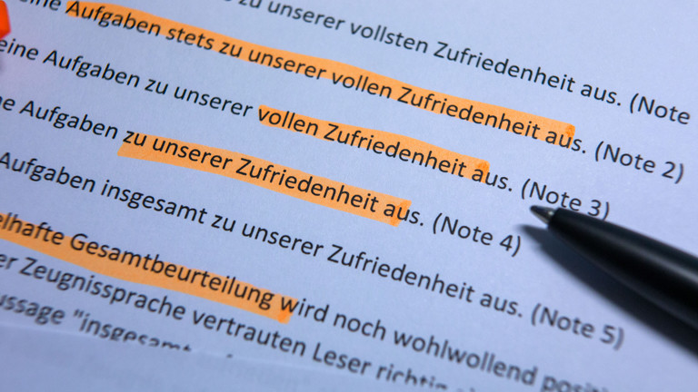 Auf einem Blatt Papier sind typische Aussagen aus Arbeitszeugnissen markiert.