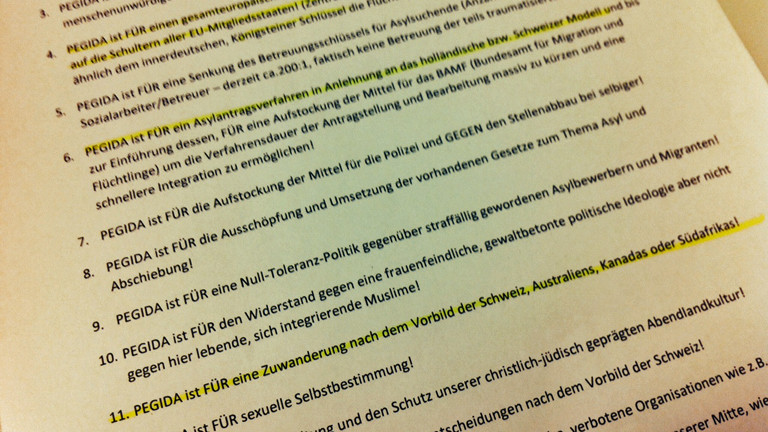 Auf einem Positionspapier fordert Pegida eine "Zuwanderung nach dem Vorbild der schweiz, Australiens, Kanadas oder Südafrikas!".