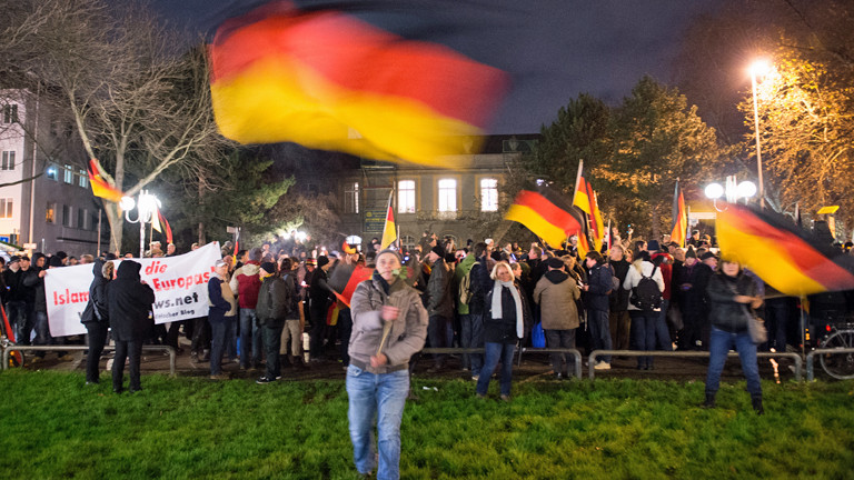 Ein Bogida-Anhänger schwenkt am 15.12.2014 eine Deutschland-Fahne.