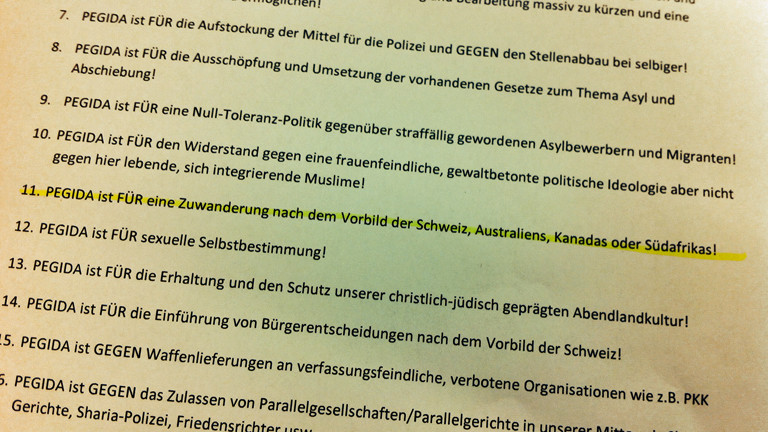 Auf einem Positionspapier fordert Pegida eine "Zuwanderung nach dem Vorbild der schweiz, Australiens, Kanadas oder Südafrikas!".