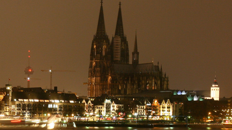 Die Beleuchtung des Kölner Doms ist am Samstag (08.12.2007) in Köln kurzzeitig abgeschaltet.