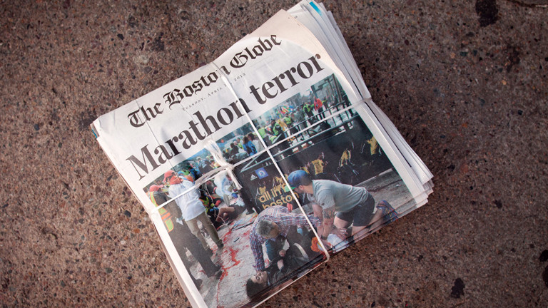Zeitungen, die über den Anschlag auf den Boston Marathon im April 2013 berichten