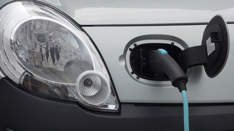 Ein Elektro-Auto "tankt" am 11.06.2014 auf dem Ernst-Abbe-Platz beim Tag der Forschung 2014 der Universität Jena (dpa).