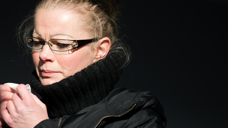 Die Pegida-Mitbegründerin Kathrin Oertel nimmt am 08.02.2015 an einer Kundgebung des neuen Vereins "Direkte Demokratie für Europa" auf dem Neumarkt in Dresden (Sachsen) teil.