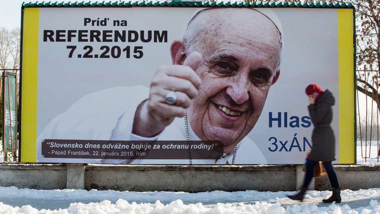 Auf einem Schild in der Slowakei wirbt der Papst für ein Referendum, in dem es gegen gleichgeschlechtliche Ehen geht.