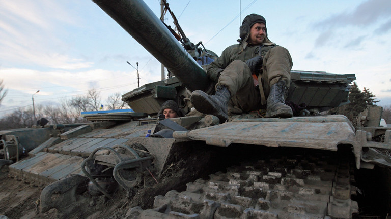 Ein ukrainischer Soldat sitzt am 08.02.2015 auf seinem Panzer und macht eine Pause.