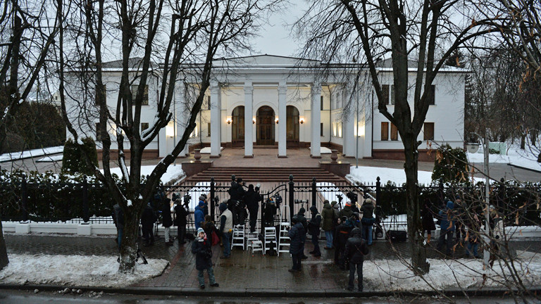 Der Regierungssitz von Weißrussland in Minsk wird am 10.02.2015 von Journalisten belagert.