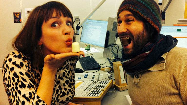 Moderatorin Marlis Schaum und Sebastian Sonntag stehen im DRadio-Wissen-Studio und naschen Schaumküsse.