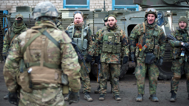 Freiwillige der ukrainischen Armee bereiten sich auf ihren Einsatz vor.