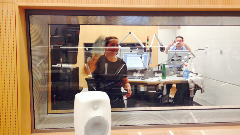 Tina Kießling putzt im Studio die Scheibe.