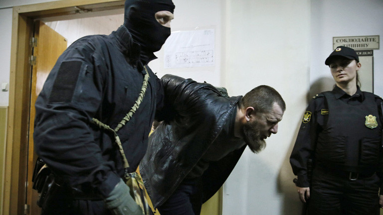 Tamerlan Eskerkhanov wird abgeführt, er ist verdächtigt an dem Mord Boris Nemtsows beteiligt gewesen zu sein; Bild: dpa