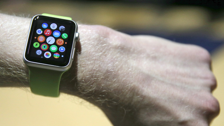 Journalisten testen im Apple Store in Berlin am 09.03.2015 die neue Computeruhr von Apple; Bild: dpa