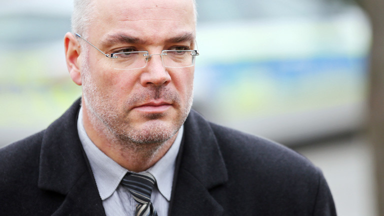 Der zurückgetretene ehrenamtliche Ortsbürgermeister von Tröglitz (Sachsen-Anhalt), Markus Nierth, spricht am 09.03.2015 in Tröglitz mit Medienvertretern; Bild: dpa