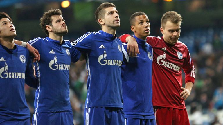 Schalke's Atsuto Uchida, Roman Neustaedter, Matija Nastasic, Thilo Kehrer und Timon Wellenreuther stehen nebeneinander nach dem Spiel gegen Real Madrid (10.03.2015); Bild: dpa