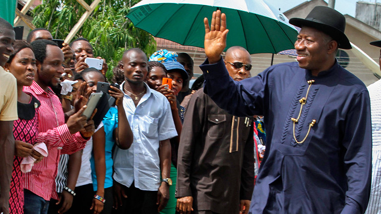 Goodluck Jonathan winkt seinen Wählern am 28.03.2015 in Nigeria zu.