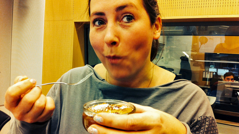 DRadio-Wissen-Reporterin Tina Kießling lässt sich am 30.03.2015 einen Kuchen schmecken. Woah.