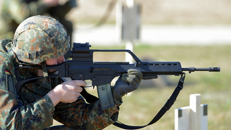 Ein Soldat hält das G36 im Anschlag, das Standardgewehr der Bundeswehr.