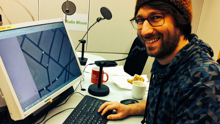 DRadio-Wissen-Mitarbeiter Sebastian Sonntag spielt am 01.04.2015 eine Partie Pacman.