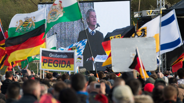 Geert Wilders spricht am 13.4.2015 auf einer Pegida-Kundgebung in Dresden.