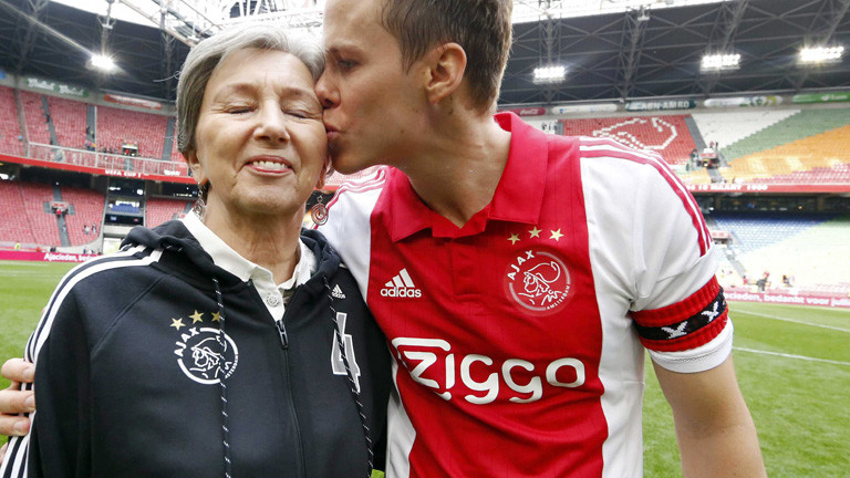 Ajax-Spieler Niklas Moisander steht im Stadion und küsst seine Mutter; Aktion des Fußballvereins zum Muttertag; Bild: dpa
