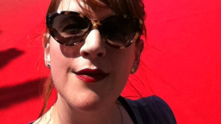 Marlis Schaum vor einem roten Teppich. Cannes, 2014.