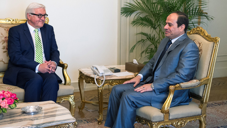Bundesaußenminister Frank-Walter Steinmeier und Ägyptens Präsident Abdel Fattah al-Sisi treffen sich am 04.05.2015 in Kairo.