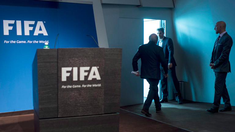 Fifa-Präsident Sepp Blatter verlässt seine Abschieds-Pressekonferenz am 02.06.2015.