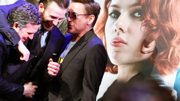 Auf einem Plakat schaut Scarlett Johansson auf ihre Co-Schauspieler aus dem Film "Avengers" herab.