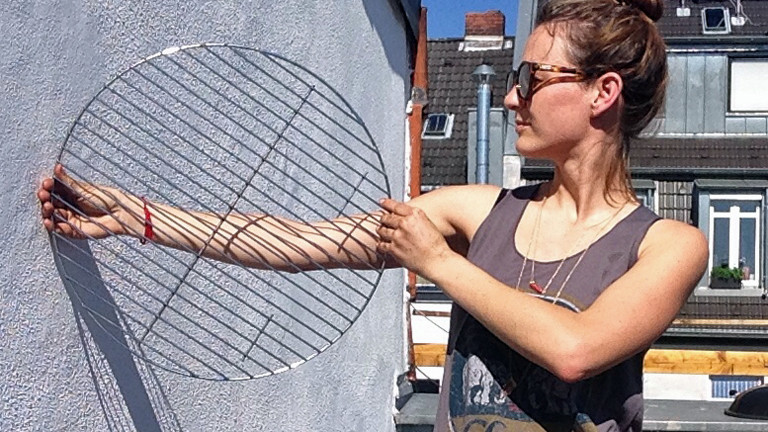 DRadio-Wissen-Reporterin Anna Kohn präsentiert ihren gesäuberten Grill.