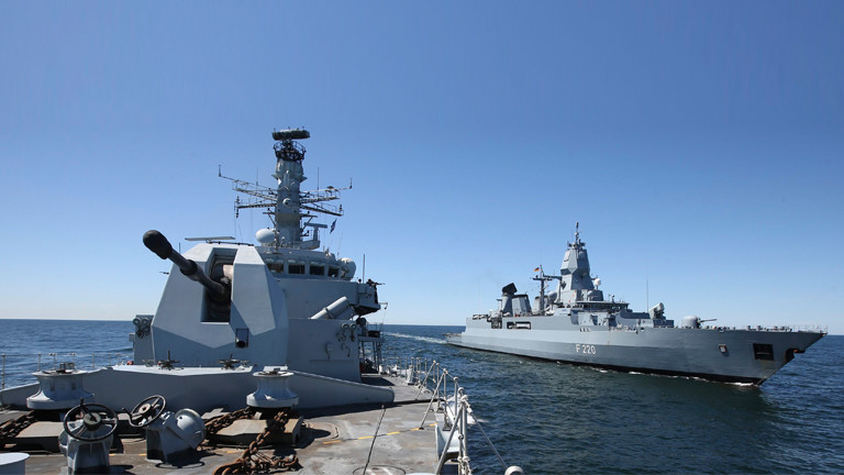 Ein deutsches und ein englisches Kriegsschiff am 15.06.2015 bei dem Manöver Baltops.