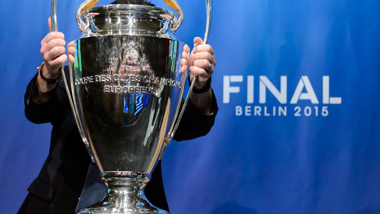 Der Champions-League-Pokal wird in Berlin präsentiert.