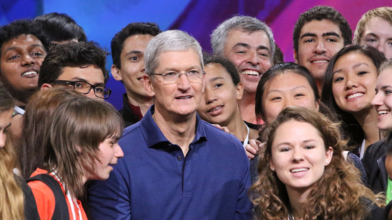 Apple-Chef Tim Cook ist umgeben von jungen Leuten. Sie sind Gewinnern eines Stipendienprogramms. Am 08.06.2015 auf der Entwicklerkonferenz WWDC 2015; Bild: dpa