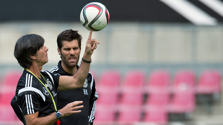 Bundestrainer Joachim Löw zeigt am 09.06.2015 seine Fußballtricks.