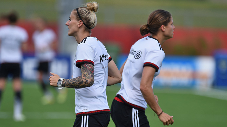Anja Mittag (l) und Annike Krahn beim Training während der Fußball-WM in Kanada, 13. Juni 2015; Bild: dpa