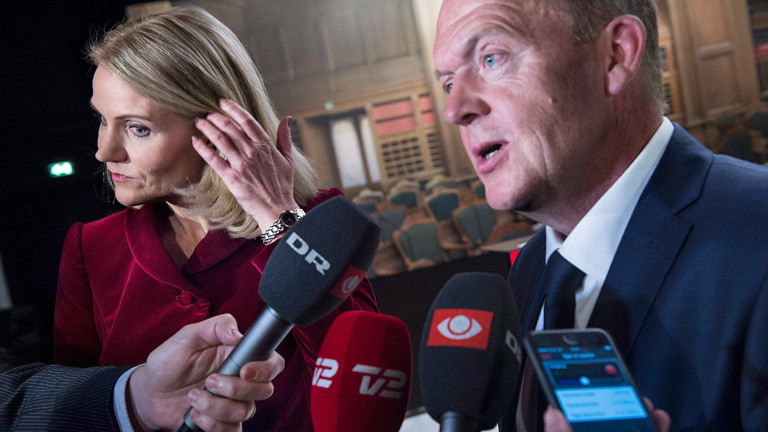 Dänemarks Premierministerin Helle Thorning-Schmidt und Oppositionsführer Lars Loekke Rasmussen sprechen mit Reportern; Bild: dpa