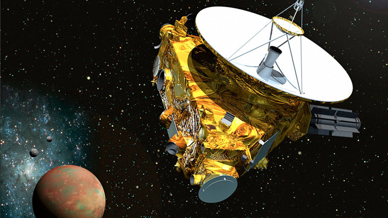 Eine Grafik zeigt die Sonde New Horizons, im Hintergrund der Zwergplanet Pluto; Bild: dpa