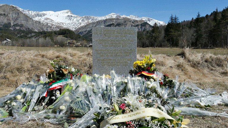 Gedenkstein an der Absturzstelle der Germanwings-Maschine in Frankreich; Bild: dpa