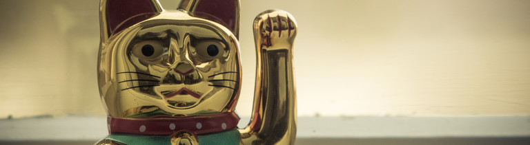 Eine Winkekatze winkt.