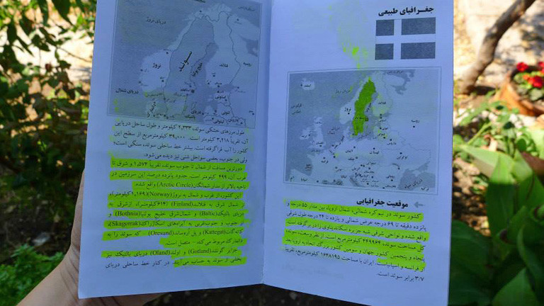 In einem Buch ist eine Karte Nordeuropas. Schweden ist gelb markiert.