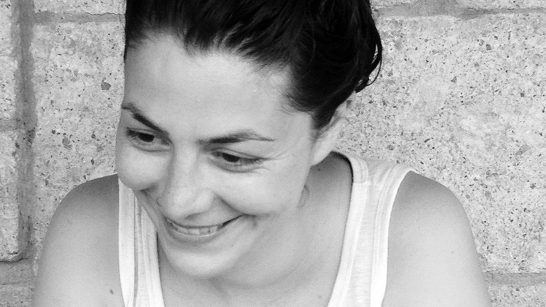 Ein Schwarz-Weiß-Foto von Sara Akyildiz.
